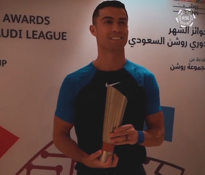 实至名归！官方：C罗领取沙特联赛9月份最佳球员奖项