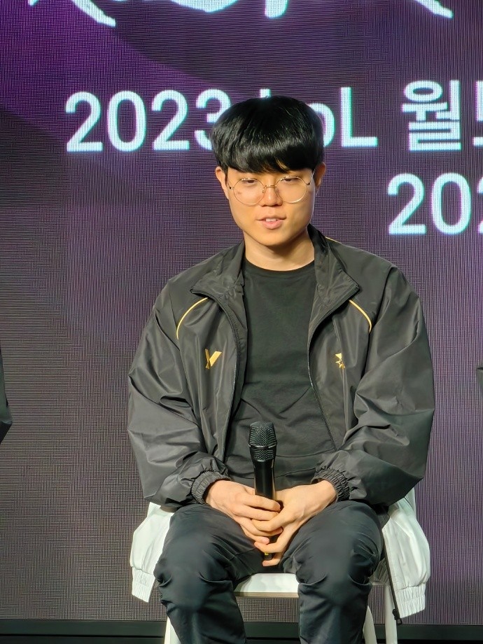 韩国网友分享KT世界赛出征发布会照片：黑金配色的S赛队服