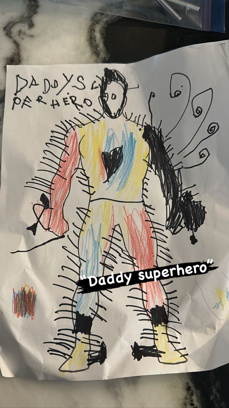 亲子时光！塔图姆儿子Deuce手绘：我的爸爸是超级英雄！