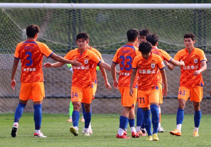 山东泰山U21队与U19队进行教学比赛，双方2-2战平