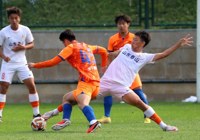 山东泰山U21队与U19队进行教学比赛，双方2-2战平
