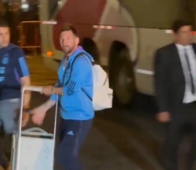 梅西和阿根廷国家队抵达秘鲁，下榻酒店周围聚集大量球迷欢迎