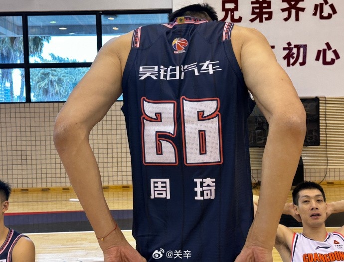 “琦”来了！周琦现身广东男篮训练馆 穿上队服进行有球练习