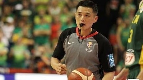 最卷的韩国人，成为NBA首位亚洲裁判