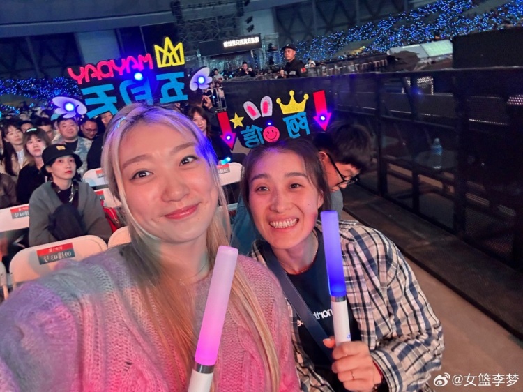 【万博NBA】四川女篮团建看五月天演唱会 李梦：原来这就是看演唱会的样子