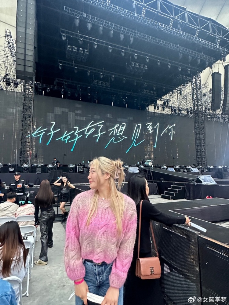 【万博NBA】四川女篮团建看五月天演唱会 李梦：原来这就是看演唱会的样子