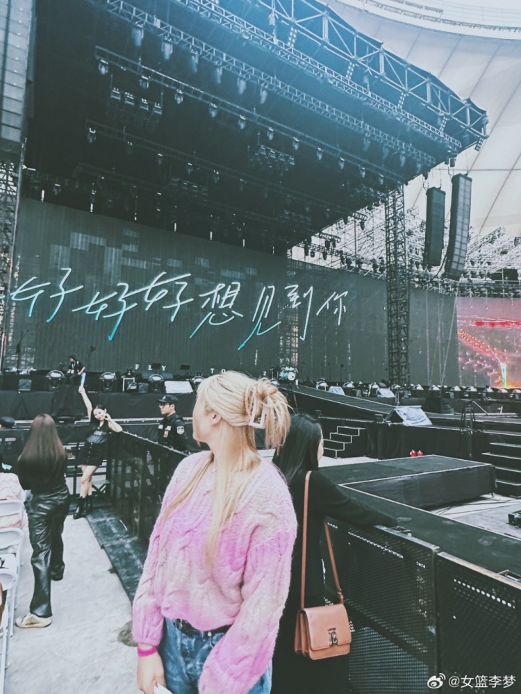 【万博NBA】四川女篮团建看五月天演唱会 李梦：原来这就是看演唱会的样子