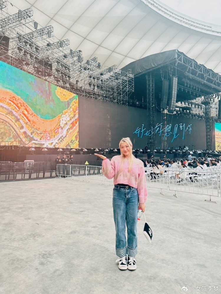 【万博NBA】四川女篮团建看五月天演唱会 李梦：原来这就是看演唱会的样子