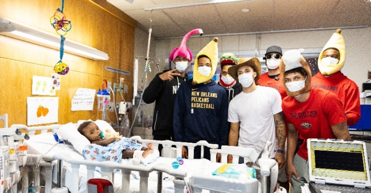 有爱心！CJ、小南斯、老六等鹈鹕球员万圣节装扮医院看望病童