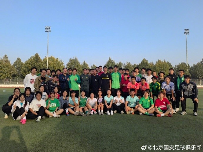 北京国安足球俱乐部走进北京建筑大学，给学生带来足球公益课