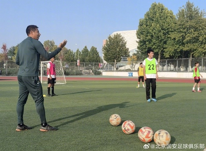 北京国安足球俱乐部走进北京建筑大学，给学生带来足球公益课
