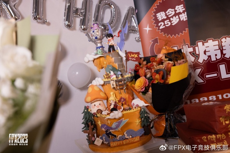 FPX官博分享Lwx生日返图：感谢大家为翔哥送来了满满的爱