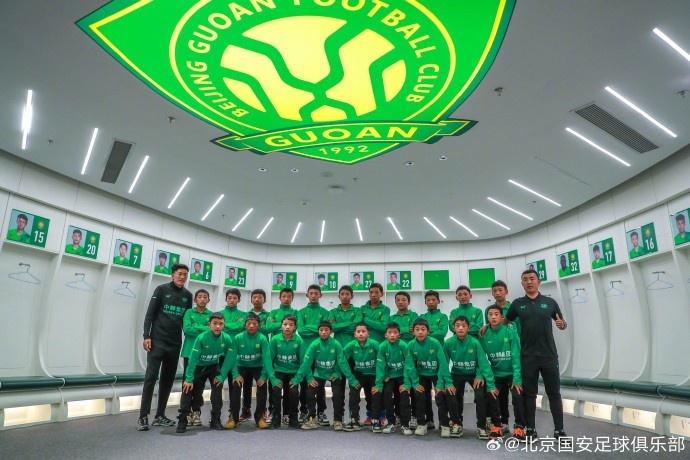 玉树小球员来到北京国安主场工人体育场参观