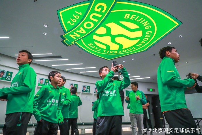 玉树小球员来到北京国安主场工人体育场参观