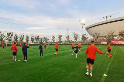 泰山队27日下午在浦东足球场外场训练，全力备战与海港队的比赛