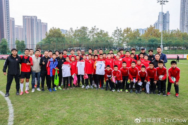 蓉城一线队球员指导青训小球员训练，周定洋：他们是成都的未来