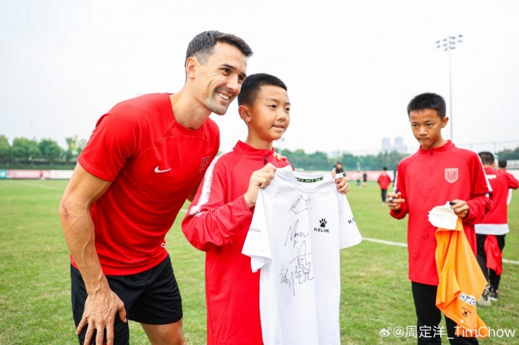 蓉城一线队球员指导青训小球员训练，周定洋：他们是成都的未来