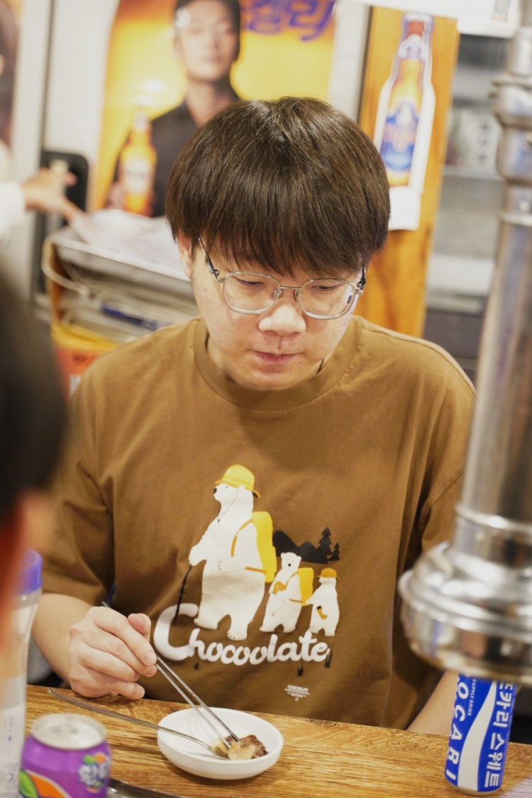 吃好开练！LNG俱乐部分享照片：选手昨天在韩国聚餐吃烤肉