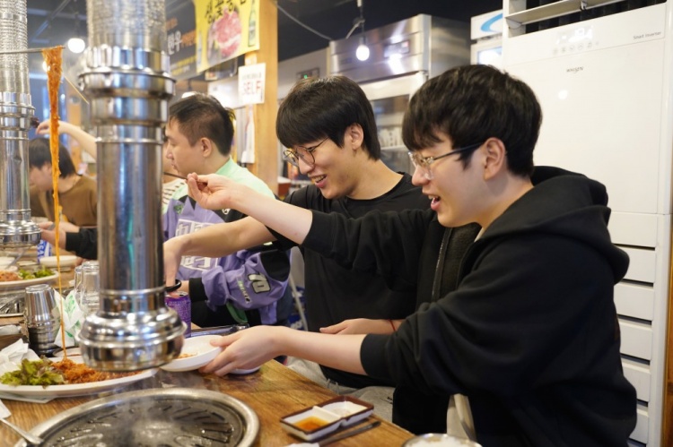 吃好开练！LNG俱乐部分享照片：选手昨天在韩国聚餐吃烤肉