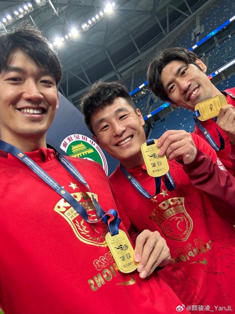 开心！颜骏凌社媒晒冠军奖牌和球队庆祝夺冠的照片