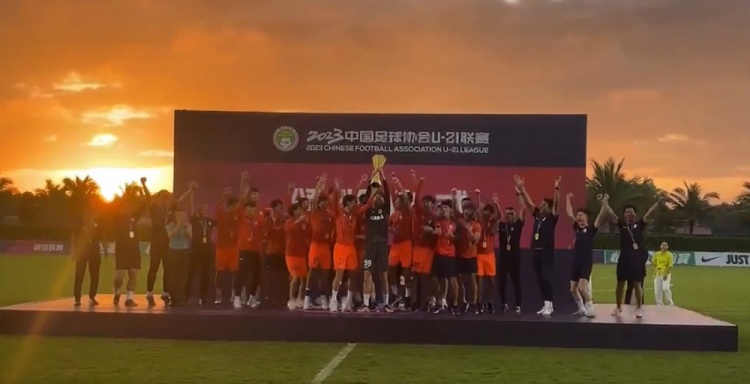泰山U21联赛夺冠，陈泽仕晒捧杯视频：冠军🏆  努力终有回报！