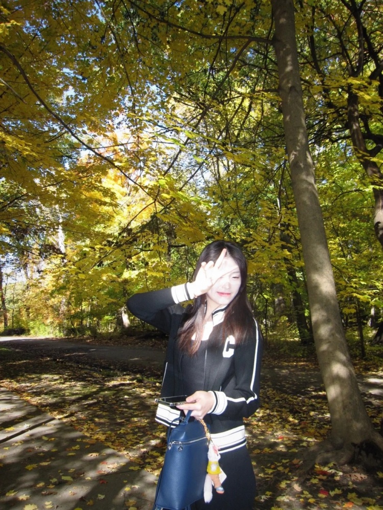 中国女篮新星王芙蕖晒近照：该来的总会来 把我的秋天拍给你看