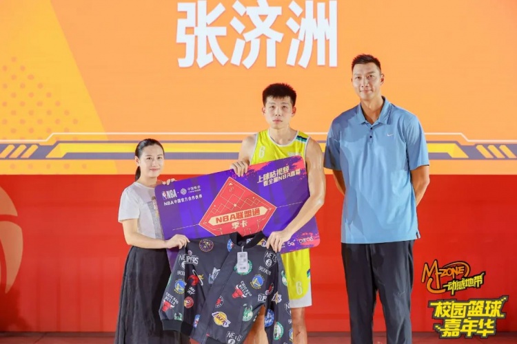 易建联颁奖！中国移动联手NBA 践行「助力校园篮球」理念