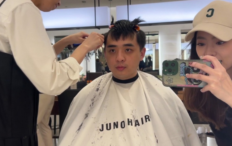 Kris分享毛毛在韩国理发店剪发返图：Kr剪发