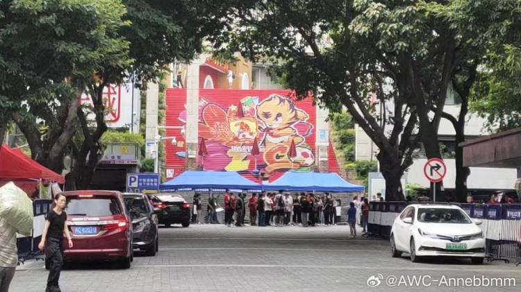 越秀山体育场即将改造升级,体育场前阶梯上的广州队图案被移除