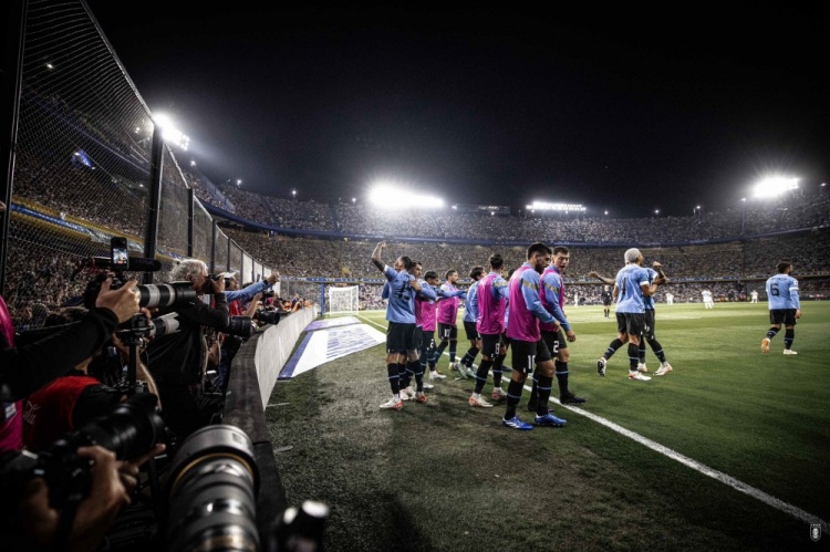 苏亚雷斯晒照庆祝战胜阿根廷：太美妙了！球队付出巨大努力！