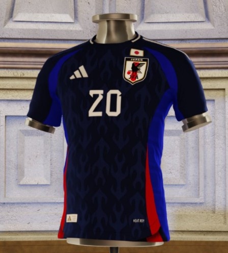 日本队2024年主场球衣谍照：深蓝色为主色调，两侧有红蓝条纹