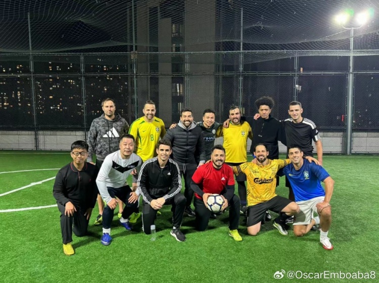 放假后暂未返回巴西，奥斯卡晒照：昨晚和上海的朋友们一起踢球