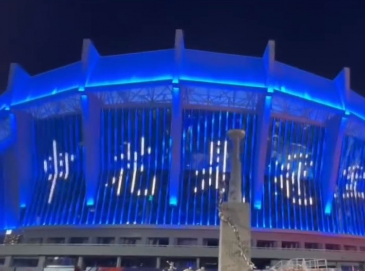 申花主场上海体育场亮灯庆祝，打出“申花是冠军”的蓝色大字
