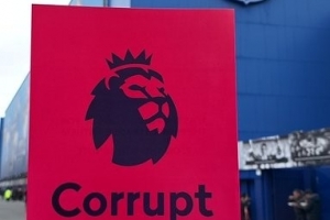 埃弗顿球迷在主场外分发反英超卡片，上书“英超腐败”