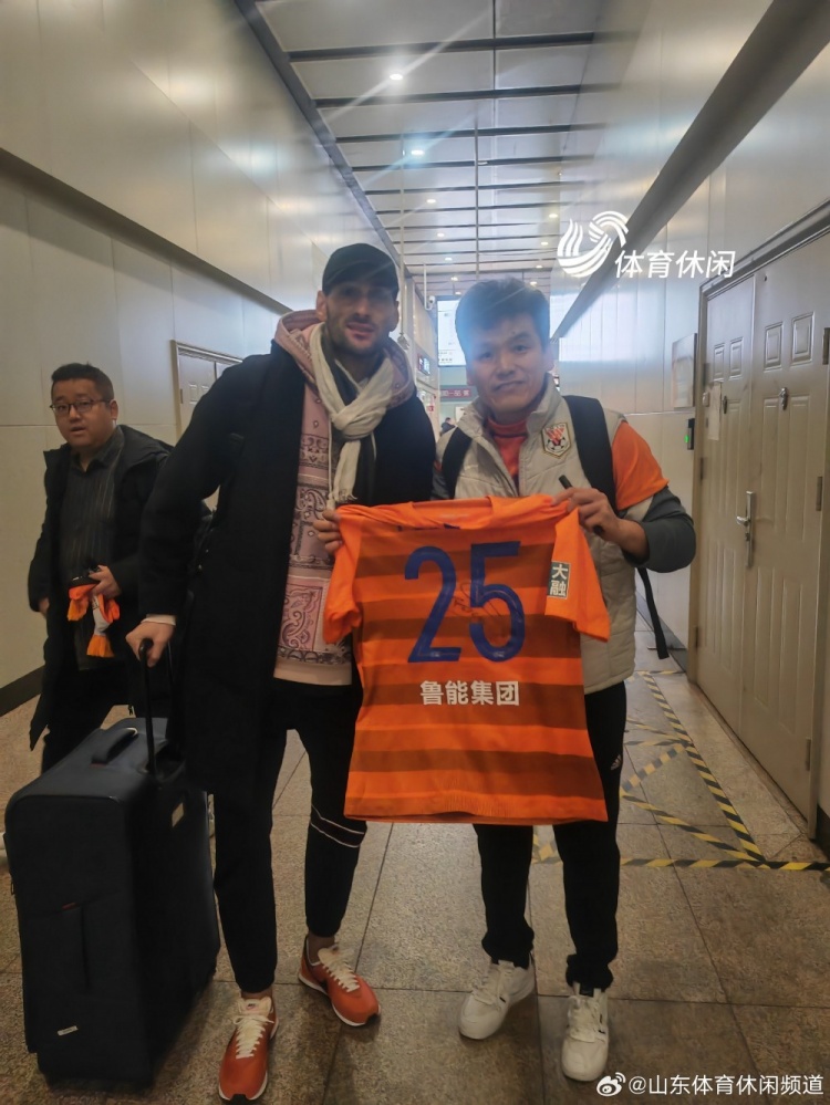 费莱尼、莫伊塞斯在北京乘飞机离开中国，众多泰山球迷为俩人送行