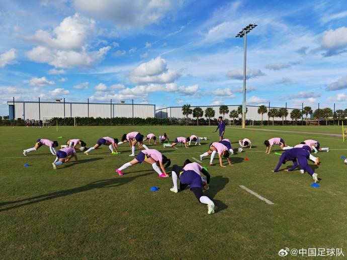 中国女足今天进行在美国的首次训练，球队补招刘艳秋、沈梦露
