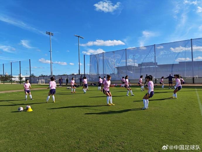 中国女足今天进行在美国的首次训练，球队补招刘艳秋、沈梦露