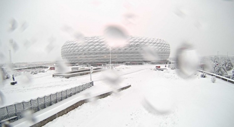 球场被白雪覆盖！记者：拜仁和柏林联合本轮的德甲比赛已经取消