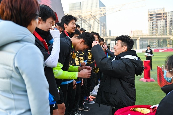 武磊助阵2023耐克校园冠军联赛决赛，上海市七宝中学问鼎冠军
