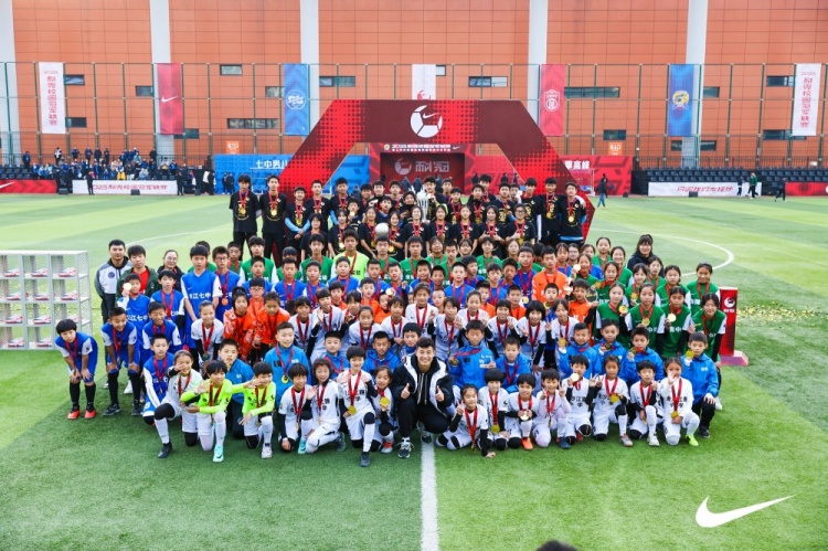 武磊助阵2023耐克校园冠军联赛决赛，上海市七宝中学问鼎冠军