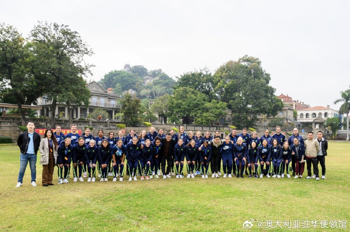 澳大利亚U20女足造访位于鼓浪屿的中国第一个11人制标准足球场