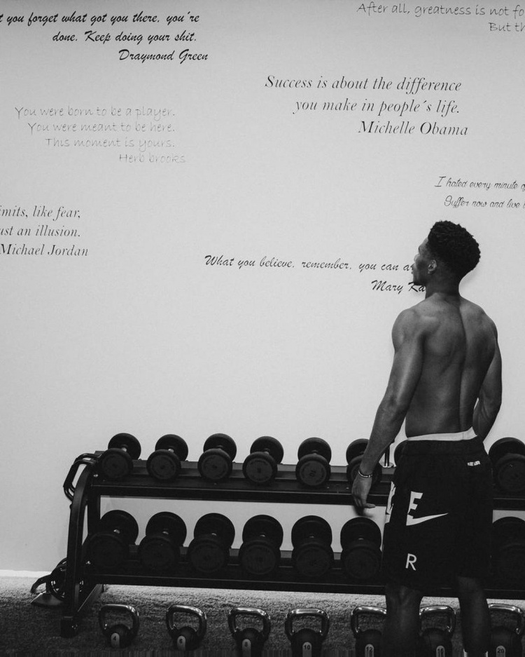 又一个肌肉猛男💯琼阿梅尼晒健身房训练照，满屏全是腱子肉💪