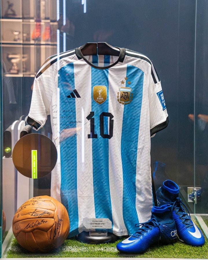 梅西夺冠一周年给纳达尔送球衣，纳达尔将球衣与C罗球鞋一同展示