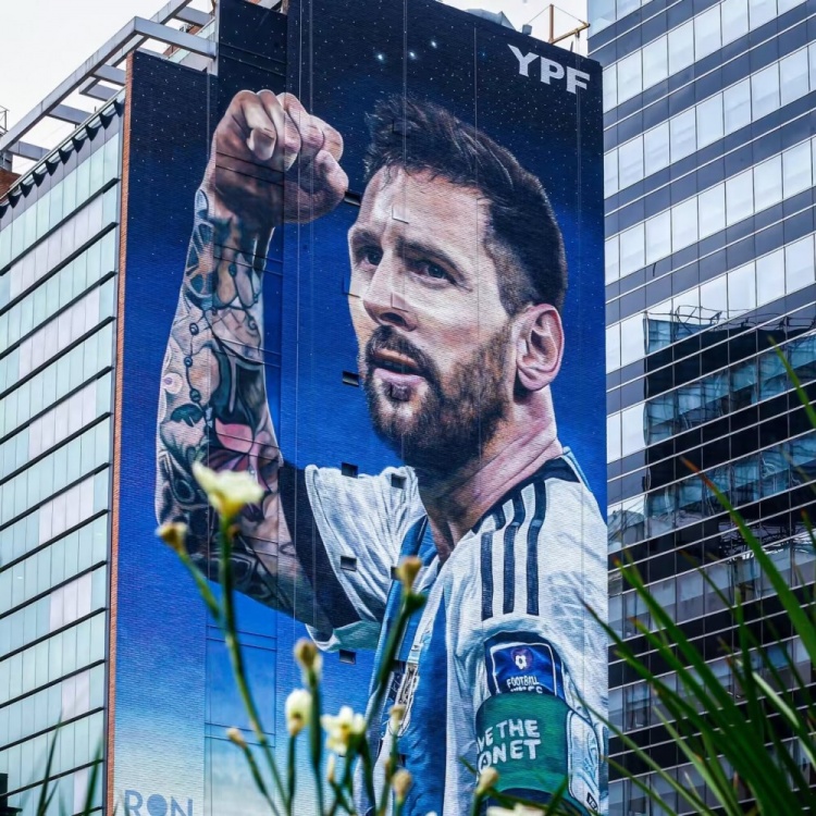 布宜诺斯艾利斯揭幕巨型梅西壁画，纪念阿根廷夺冠一周年