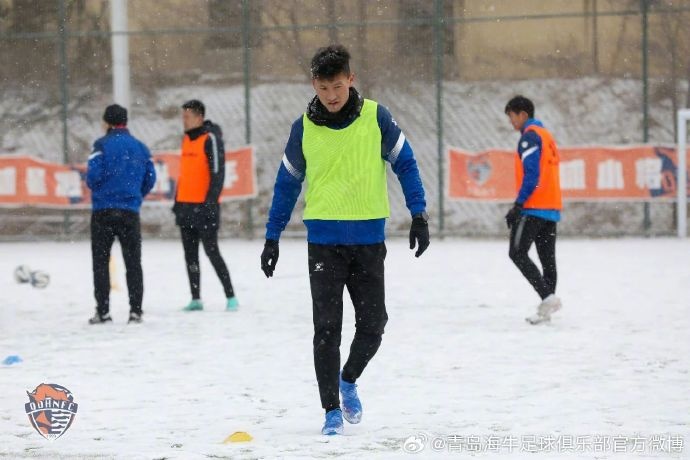 姜宁、郑龙、牟鹏飞等在大雪中享受足球的快乐！