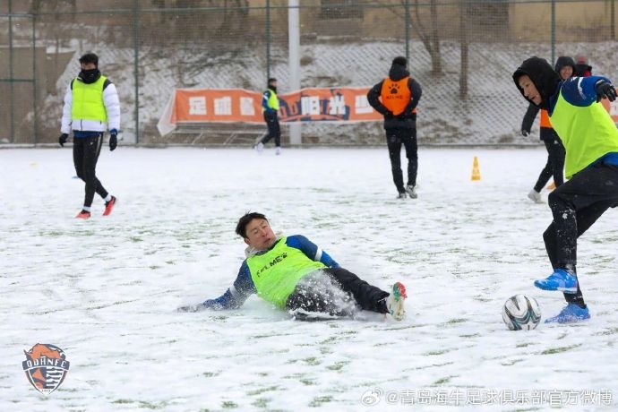 姜宁、郑龙、牟鹏飞等在大雪中享受足球的快乐！