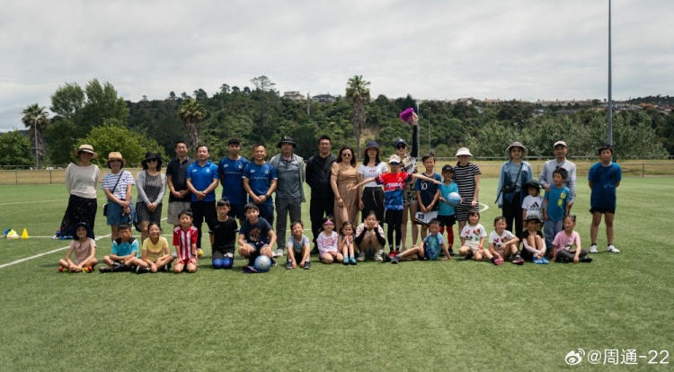 周通在新西兰当地指导孩子踢球：看到更多的孩子走入球场是幸福的