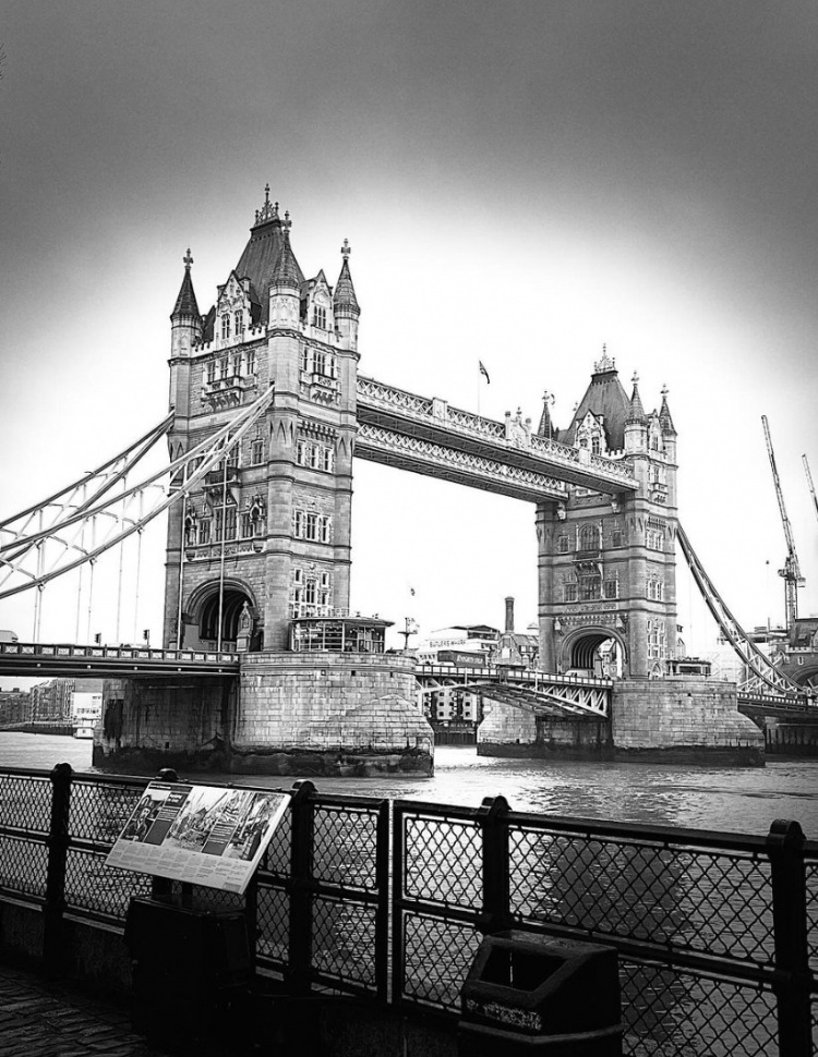 ?‍♀️走走逛逛！王霜漫步伦敦晒城市景点：不同角度的塔桥