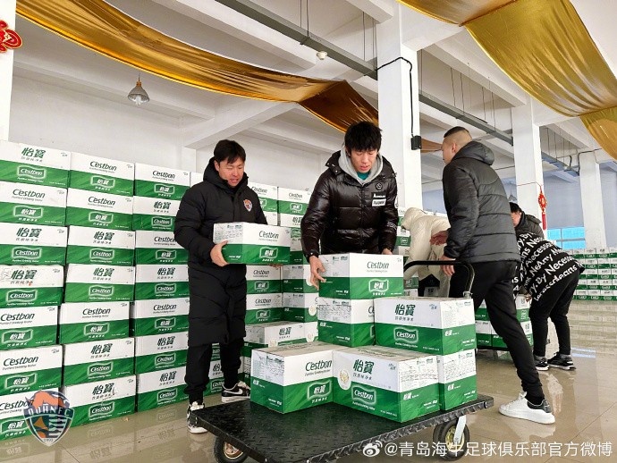 在甘肃积石山县发生地震后，海牛俱乐部筹集生活物资发往灾区