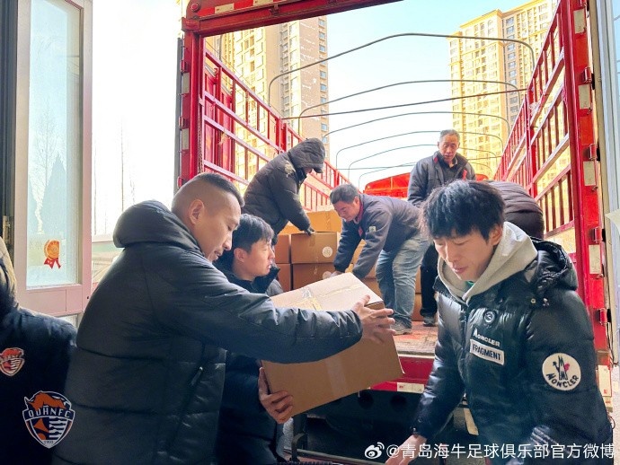 在甘肃积石山县发生地震后，海牛俱乐部筹集生活物资发往灾区